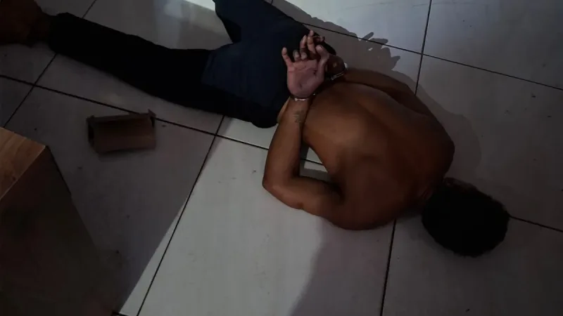Morada FM — &nbsp; A GCM de Rio Verde foi acionada via CCO para averiguação de ocorrência envolvendo furto e violência doméstica no Bairro de Lourdes. A solicitante relatou que seu ex-companheiro esteve em sua residência, onde subtraiu a fiação elétrica que alimentava sua geladeira e ainda realizou ameaças, mesmo havendo medida protetiva vigente e registro anterior na Polícia Civil. Após o fato, o autor teria se evadido em direção à região da rodoviária. Ao chegar ao endereço, a equipe constatou que a vítima não se encontrava no local, sendo feito contato telefônico. Ela confirmou os fatos e informou que havia se abrigado [&hellip;]