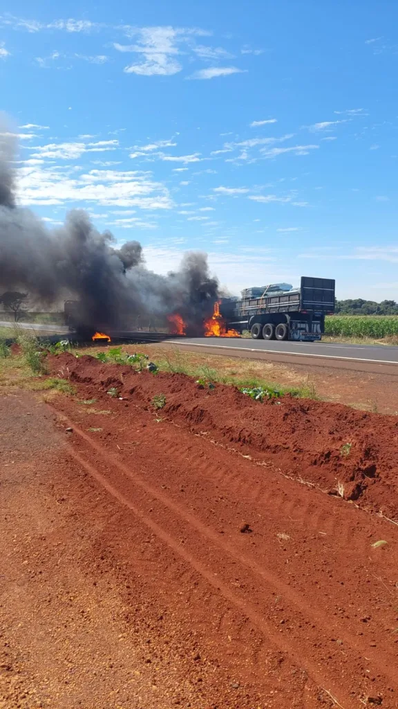 Morada FM — Equipes do Corpo de Bombeiros Militar de Goiás atenderam na manhã desta segunda-feira uma ocorrência de incêndio em veículo de carga na BR-060, na zona rural de Rio Verde. Durante o combate às chamas, os militares localizaram um corpo carbonizado no interior da cabine do caminhão. O chamado foi registrado às 11h15 pelo 2º CRBM – 4ª BBM de Rio Verde, após acionamento realizado pela Polícia Militar para apoio na ocorrência. No local, as equipes encontraram a cabine e parte da carreta já tomadas pelas chamas. [INSERIR FOTO DO LOCAL DA OCORRÊNCIA AQUI] Combate e resgate Os bombeiros iniciaram o […]