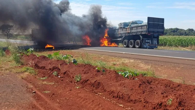 Morada FM — Equipes do Corpo de Bombeiros Militar de Goiás atenderam na manhã desta segunda-feira uma ocorrência de incêndio em veículo de carga na BR-060, na zona rural de Rio Verde. Durante o combate às chamas, os militares localizaram um corpo carbonizado no interior da cabine do caminhão. O chamado foi registrado às 11h15 pelo 2º CRBM – 4ª BBM de Rio Verde, após acionamento realizado pela Polícia Militar para apoio na ocorrência. No local, as equipes encontraram a cabine e parte da carreta já tomadas pelas chamas. [INSERIR FOTO DO LOCAL DA OCORRÊNCIA AQUI] Combate e resgate Os bombeiros iniciaram o [&hellip;]