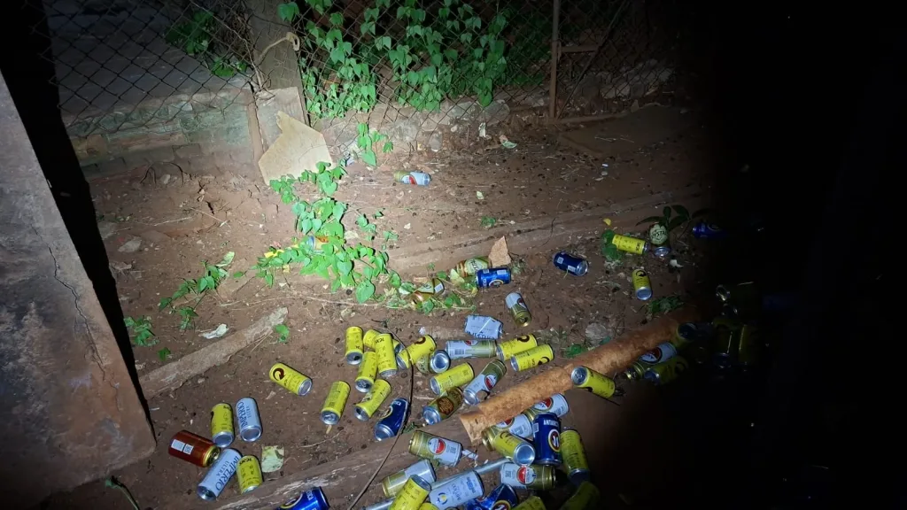 Morada FM — A Guarda Civil Municipal de Rio Verde conduziu um homem à delegacia após uma confusão familiar registrada na madrugada desta segunda-feira no Setor Central da cidade. Uma mulher ficou ferida com arma branca e uma adolescente também foi atingida durante o episódio. A ocorrência teve início quando a equipe Charlie da VTR 008 foi acionada via Centro de Controle Operacional após uma mulher dar entrada na UPA 1 com ferimento provocado por faca. A vítima, de 37 anos, sofreu um corte na mão esquerda e precisou passar por sutura com cinco pontos. Como a confusão aconteceu Segundo relato apresentado aos […]