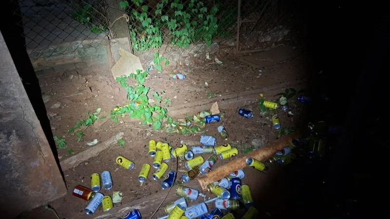 Morada FM — A Guarda Civil Municipal de Rio Verde conduziu um homem à delegacia após uma confusão familiar registrada na madrugada desta segunda-feira no Setor Central da cidade. Uma mulher ficou ferida com arma branca e uma adolescente também foi atingida durante o episódio. A ocorrência teve início quando a equipe Charlie da VTR 008 foi acionada via Centro de Controle Operacional após uma mulher dar entrada na UPA 1 com ferimento provocado por faca. A vítima, de 37 anos, sofreu um corte na mão esquerda e precisou passar por sutura com cinco pontos. Como a confusão aconteceu Segundo relato apresentado aos [&hellip;]