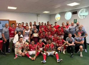 Morada FM —   As três equipes goianas entraram em campo nodomingo na décima rodada do Campeonato Brasileiro da Série B. Vila Nova e Goiás venceram fora de casa e seguem entre os primeiros, já o Atlético foi derrotado em Goiânia. Em Goiânia, o Atlético acabou perdendo para o líder São Bernardo por 1×0 e está na décima terceira colocação com 13 pontos. O Vila Nova foi até Belo Horizonte e venceu de virada o América Mineiro por 2×1. O Tigrão está em quarto lugar com 19 pontos. Também fora de casa, o Goiás venceu o Avaí em Florianópolis por 2×0 e está na […]
