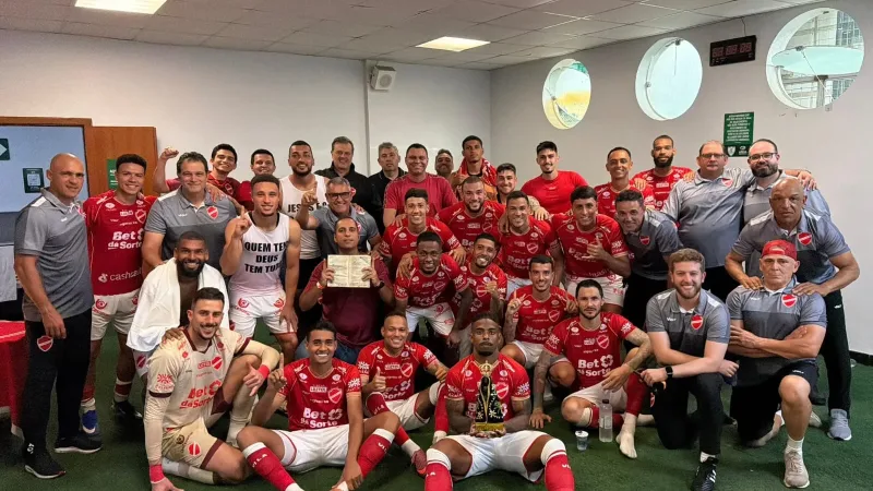 Morada FM — &nbsp; As três equipes goianas entraram em campo nodomingo na décima rodada do Campeonato Brasileiro da Série B. Vila Nova e Goiás venceram fora de casa e seguem entre os primeiros, já o Atlético foi derrotado em Goiânia. Em Goiânia, o Atlético acabou perdendo para o líder São Bernardo por 1×0 e está na décima terceira colocação com 13 pontos. O Vila Nova foi até Belo Horizonte e venceu de virada o América Mineiro por 2×1. O Tigrão está em quarto lugar com 19 pontos. Também fora de casa, o Goiás venceu o Avaí em Florianópolis por 2×0 e está na [&hellip;]