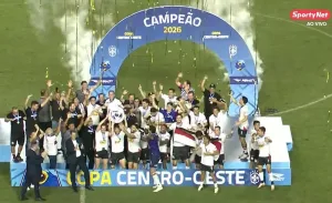 Morada FM — O Anápolis FC conquistou pela primeira vez a Copa Centro-Oeste. A equipe goiana perdeu ontem a noite para o Rio Branco em Cariacica no Espírito Santo por 2×1. Como venceu o jogo de dia em Anápolis por 3×0, o galo se sagrou campeão. Com o título da Copa Centro-Oeste, o Anápolis faturou R$ 400 mil e ainda garantiu uma vaga na terceira fase da Copa do Brasil de 2027. O Galo ainda div