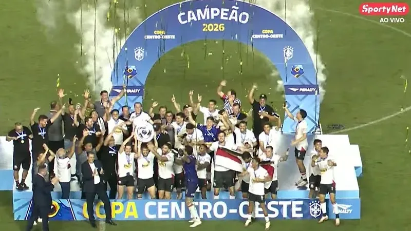 Morada FM — O Anápolis FC conquistou pela primeira vez a Copa Centro-Oeste. A equipe goiana perdeu ontem a noite para o Rio Branco em Cariacica no Espírito Santo por 2×1. Como venceu o jogo de dia em Anápolis por 3×0, o galo se sagrou campeão. Com o título da Copa Centro-Oeste, o Anápolis faturou R$ 400 mil e ainda garantiu uma vaga na terceira fase da Copa do Brasil de 2027. O Galo ainda div