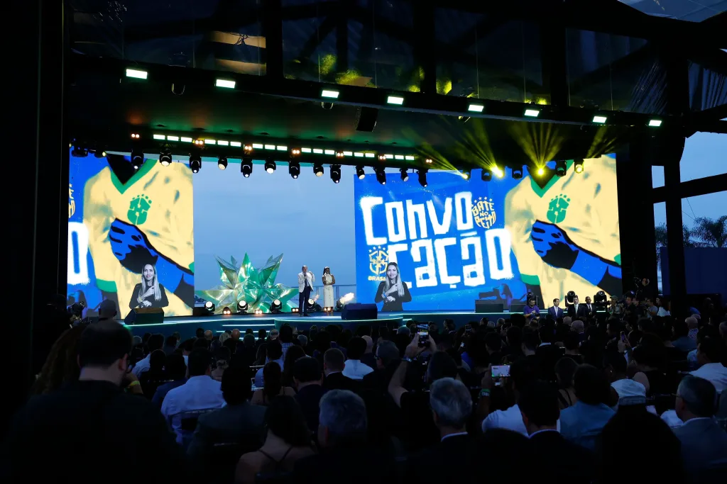 Morada FM —   A convocação da Seleção Brasileira para a Copa do Mundo 2026 dominou a audiência do país na internet, nas redes sociais e na tv aberta na última segunda-feira (18). A dimensão do evento, realizado no Museu do Amanhã, no Rio, atingiu números expressivos em diversas plataformas de comunicação. O evento registrou a maior audiência na Globo (TV Globo, SporTV e GE TV) de uma convocação neste século, com 34,6 milhões de brasileiros acompanhando o evento. No horário da convocação, a TV Globo marcou a maior audiência desde a Copa do Mundo de 2022. Em São Paulo, por exemplo, foi de […]