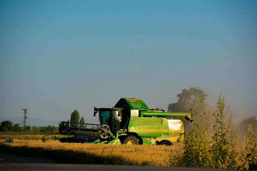Morada FM — O aumento nos custos dos insumos agrícolas segue entre as principais preocupações dos produtores rurais em Goiás para a safra 2026/2027. Segundo o diretor de operações da AgriConnection, Darcy Barthmann, o cenário internacional — especialmente os reflexos da guerra e o fechamento do Estreito de Ormuz — deve continuar pressionando os preços de fertilizantes e defensivos agrícolas. Goiás está entre os principais produtores de grãos do Brasil e registrou uma das maiores safras da história recente, segundo dados da Conab. Para a próxima temporada, porém, o especialista avalia que os produtores enfrentarão margens mais apertadas. [INSERIR FOTO DE LAVOURA EM […]