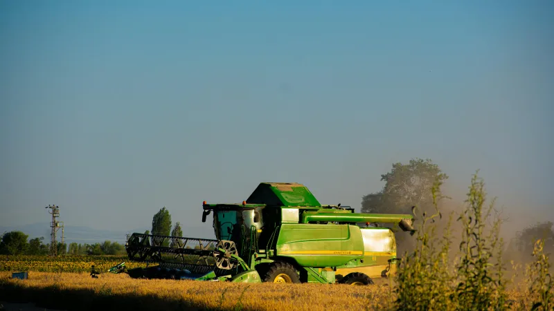 Morada FM — O aumento nos custos dos insumos agrícolas segue entre as principais preocupações dos produtores rurais em Goiás para a safra 2026/2027. Segundo o diretor de operações da AgriConnection, Darcy Barthmann, o cenário internacional — especialmente os reflexos da guerra e o fechamento do Estreito de Ormuz — deve continuar pressionando os preços de fertilizantes e defensivos agrícolas. Goiás está entre os principais produtores de grãos do Brasil e registrou uma das maiores safras da história recente, segundo dados da Conab. Para a próxima temporada, porém, o especialista avalia que os produtores enfrentarão margens mais apertadas. [INSERIR FOTO DE LAVOURA EM [&hellip;]