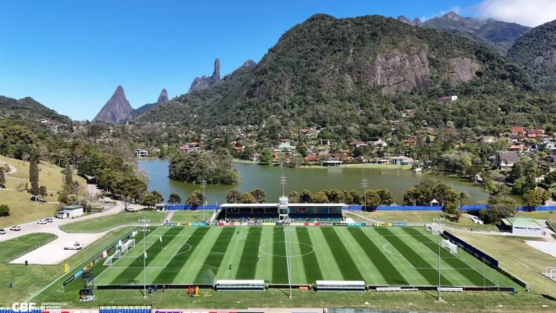 Morada FM — Os jogadores da seleção brasileira assim como toda a comissão técnica, se apresentarão nesta quarta-feira visando a disputa da do Copa do Mundo. A seleção brasileira realizará os treinamentos na Granja Comary no Rio de Janeiro. Dia 31 de maio, o Brasil realizará um amistoso contra o Panamá no Maracanã. Na sequência viajará para os Estados Unidos para a disputa da Copa do Mundo. Antes da estreia, o Brasil fará outro amistoso contra o Egito em solo americano no dia 06 de junho. A primeira partida no mundial,será no dia 13 de junho contra o Marrocos.
