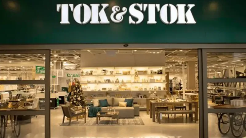 Morada FM — O Grupo Toky, responsável pelas marcas Tok&Stok e Mobly, entrou com pedido de recuperação judicial na Justiça de São Paulo. A informação foi divulgada nesta terça-feira pela própria companhia em comunicado enviado à Comissão de Valores Mobiliários (CVM). Segundo a empresa, a decisão foi tomada após dificuldades enfrentadas pelo setor de móveis e decoração nos últimos anos, principalmente em razão dos juros elevados, restrição ao crédito e aumento do endividamento das famílias brasileiras. O grupo afirmou que esse cenário provocou queda nas vendas e afetou diretamente o fluxo de caixa das operações. Renegociação frustrada Em nota, a companhia informou que [&hellip;]