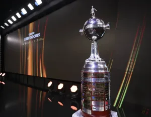 Morada FM — Foi encerrada a quinta rodada da fase de grupos da Copa Libertadores da América. Faltando uma rodada, três dos seis times do Brasil já se classificaram para as oitavas de final, são eles, Corinthians, Flamengo e Mirassol. As outras equipes, Palmeiras, Cruzeiro e Fluminense seguem na disputa pelas vagas. Dos classificados, Corinthians e Flamengo já passaram em primeiro lugar de seus grupos, a briga agora é para tentar fazer a melhor campanha na primeira fase. O Mirassol só precisará de um empate na última rodada para terminar em primeiro de seu grupo. Na briga Palmeiras está em segundo do segundo (F), […]