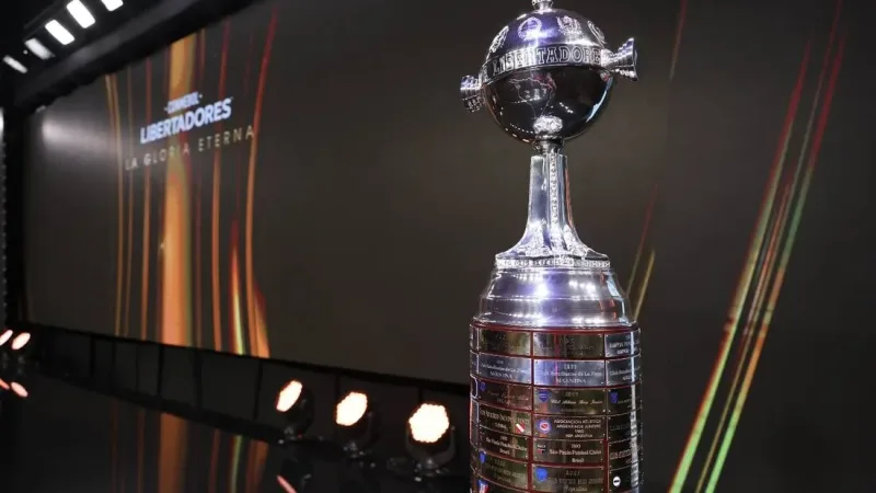 Morada FM — Foi encerrada a quinta rodada da fase de grupos da Copa Libertadores da América. Faltando uma rodada, três dos seis times do Brasil já se classificaram para as oitavas de final, são eles, Corinthians, Flamengo e Mirassol. As outras equipes, Palmeiras, Cruzeiro e Fluminense seguem na disputa pelas vagas. Dos classificados, Corinthians e Flamengo já passaram em primeiro lugar de seus grupos, a briga agora é para tentar fazer a melhor campanha na primeira fase. O Mirassol só precisará de um empate na última rodada para terminar em primeiro de seu grupo. Na briga Palmeiras está em segundo do segundo (F), [&hellip;]