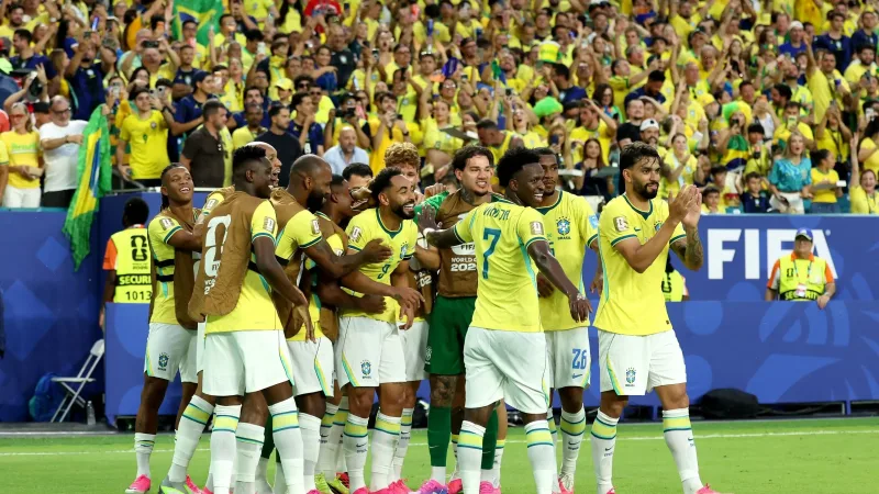 Morada FM — &nbsp; A Seleção Brasileira venceu a Escócia por 3×0 e se classificou em primeiro no Grupo C da Copa do Mundo. Vinicius Junior duas vezes e Matheus Cunha marcaram os gols. Na segunda fase, o Brasil vai encarar o segundo colocado do Grupo F que será Holanda, Japão ou Suécia. A partida da fase eliminatória, será na segunda-feira, 29 de junho às 14h( de Brasília).