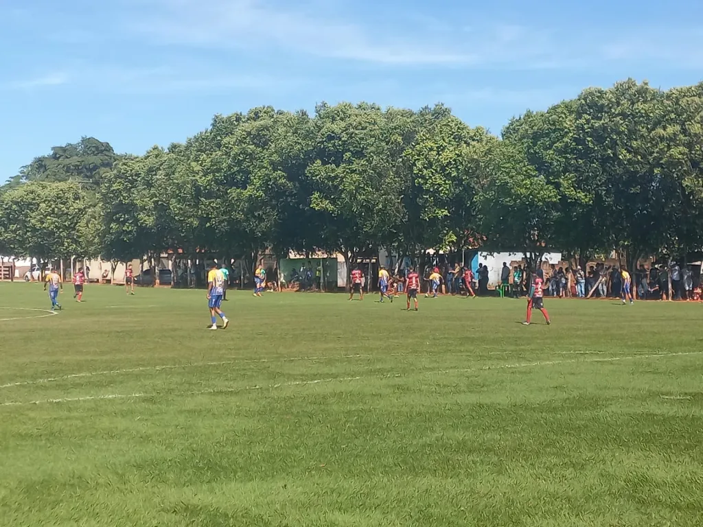 Morada FM — Foi encerrada ontem a noite a quarta rodada da primeira fase do Campeonato Rio-verdense de Futebol da Série A1. Ao todo, foram marcados 33 gols em 6 partidas, uma média de 5,5 gols por jogo. Confira os resultados da 4ª rodada Piaba FC 2×4 Dupla Thiago e Felipe FC Comigo 0x1 Brasiman Mizan FC 3×1 São Caetano Lagoa EC 10×01 ARS Celulares ASF FC 1×5 Valpiso Concreto Aroeira 3×2 Americano Foto: Jaílton/Secretaria
