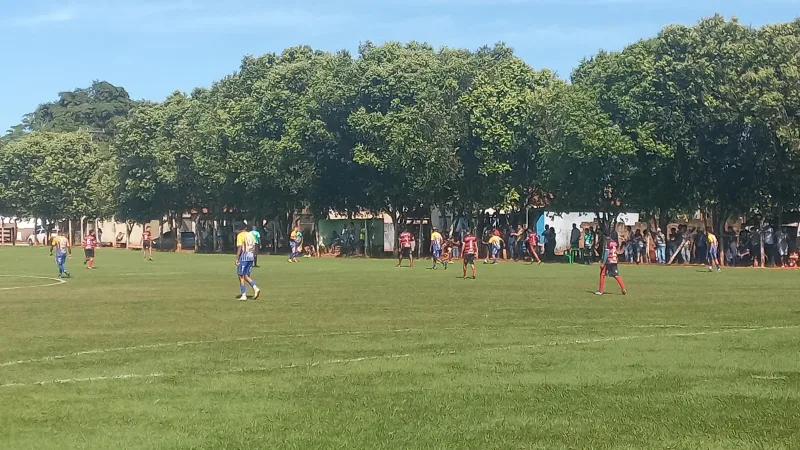 Morada FM — &nbsp; Foi encerrada ontem a noite a quarta rodada da primeira fase do Campeonato Rio-verdense de Futebol da Série A1. Ao todo, foram marcados 33 gols em 6 partidas, uma média de 5,5 gols por jogo. Confira os resultados da 4ª rodada Piaba FC 2×4 Dupla Thiago e Felipe FC Comigo 0x1 Brasiman Mizan FC 3×1 São Caetano Lagoa EC 10×01 ARS Celulares ASF FC 1×5 Valpiso Concreto Aroeira 3×2 Americano Foto: Jaílton/Secretaria