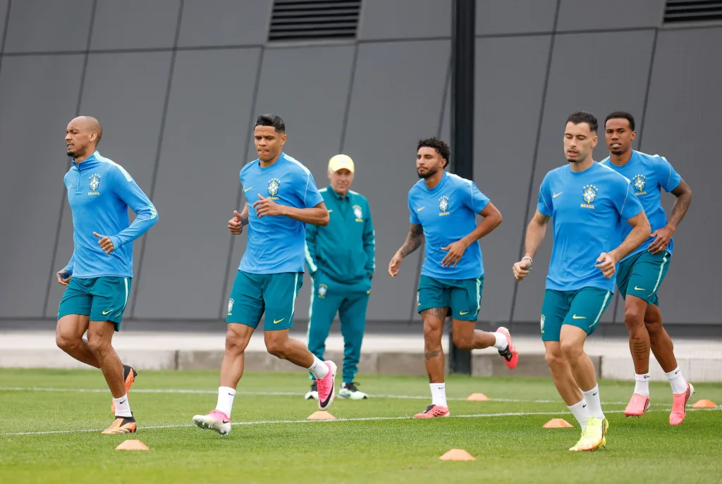 Morada FM — De olho na classificação, a seleção brasileira enfrentará logo mais ás 19h a Escócia em duelo da última rodada do Grupo C da Copa do Mundo. Líder do grupo, o Brasil para ficar em primeiro, terá que vencer e ainda torcer para que o Marrocos não tire a diferença de gols ou então tropece contra o Haiti. Já os escoceses, estão na terceira posição com 3 pontos. Se vencerem o Brasil se classifica, se empatar ou perder, terá que aguardar o final da primeira fase para saber se classificará como um dos melhores terceiros colocados. Sobre o Brasil, o técnico Carlo […]