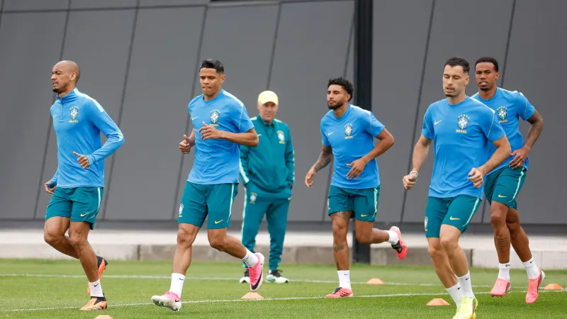 Morada FM — De olho na classificação, a seleção brasileira enfrentará logo mais ás 19h a Escócia em duelo da última rodada do Grupo C da Copa do Mundo. Líder do grupo, o Brasil para ficar em primeiro, terá que vencer e ainda torcer para que o Marrocos não tire a diferença de gols ou então tropece contra o Haiti. Já os escoceses, estão na terceira posição com 3 pontos. Se vencerem o Brasil se classifica, se empatar ou perder, terá que aguardar o final da primeira fase para saber se classificará como um dos melhores terceiros colocados. Sobre o Brasil, o técnico Carlo [&hellip;]
