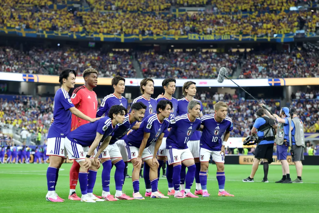 Morada FM — O Japão será o adversário do Brasil na fase de dezesseis avos da Copa do Mundo. Os japonenses se classificaram em segundo do Grupo F com 05 pontos, sendo uma vitória e dois empates. Brasil e Japão se enfrentarão na segunda-feira, dia 29, às 14h (de Brasília) no NRG Stadium em Houston. Vale lembrar que no último duelo entre as duas seleções, os japoneses venceram por 3×2 em partida amistosa. Além de Brasil e Japão, outros dois confrontos já estão definidos, o Canadá vai enfrentar a África do Sul e a Holanda terá pela frente o Marrocos. Os demais confrontos serão […]
