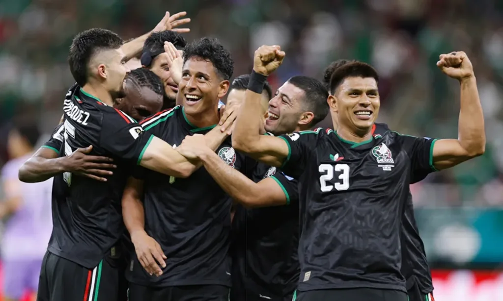 Morada FM — O México é a primeira seleção classificada para a segunda fase da Copa do Mundo. Jogando em casa no Estádio de Guadalajara, os mexicanos venceram a Coreia do Sul por 1×0, gol marcado por Romo. Desta forma, o México com 06 pontos, se classificou em primeiro do Grupo A com uma rodada de antecedência. A Coreia do Sul com 03 pontos, só depende de si para se classificar na última rodada. Repú