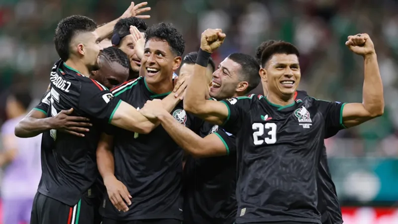 Morada FM — O México é a primeira seleção classificada para a segunda fase da Copa do Mundo. Jogando em casa no Estádio de Guadalajara, os mexicanos venceram a Coreia do Sul por 1×0, gol marcado por Romo. Desta forma, o México com 06 pontos, se classificou em primeiro do Grupo A com uma rodada de antecedência. A Coreia do Sul com 03 pontos, só depende de si para se classificar na última rodada. Repú