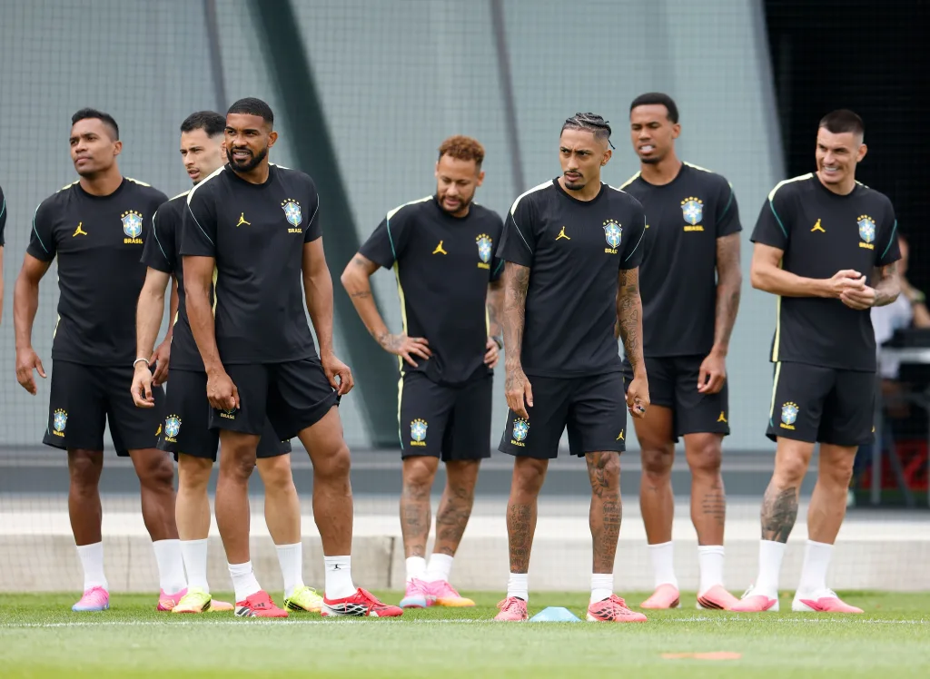 Morada FM — A seleção brasileira entrará em campo hoje 21h30 contra o Haiti no duelo da segunda rodada da Copa do Mundo. O jogo será no Lincoln Financial Field, na Filadélfia, nos Estados Unidos. O técnico do Brasil, Carlo Ancelloti não divulgou a escalação mas em entrevista, afirmou que fará algumas alterações no time que começou o jogo contra o Marrocos. Segundo as informações, a provável escalação do Brasil deverá ser; Alisson, Danilo, Marquinhos, Gabriel Magalhães e Douglas Santos; Casemiro, Bruno Guimarães e Lucas Paquetá; Raphinha, Vinicius Junior e Matheus Cunha. Caso vença o Haiti, o Brasil ficará bem perto da classificação para […]
