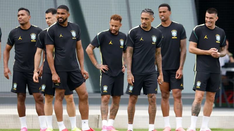 Morada FM — A seleção brasileira entrará em campo hoje 21h30 contra o Haiti no duelo da segunda rodada da Copa do Mundo. O jogo será no Lincoln Financial Field, na Filadélfia, nos Estados Unidos. O técnico do Brasil, Carlo Ancelloti não divulgou a escalação mas em entrevista, afirmou que fará algumas alterações no time que começou o jogo contra o Marrocos. Segundo as informações, a provável escalação do Brasil deverá ser; Alisson, Danilo, Marquinhos, Gabriel Magalhães e Douglas Santos; Casemiro, Bruno Guimarães e Lucas Paquetá; Raphinha, Vinicius Junior e Matheus Cunha. Caso vença o Haiti, o Brasil ficará bem perto da classificação para [&hellip;]