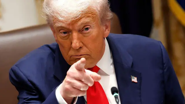 Morada FM — Durante um evento realizado na Casa Branca nesta segunda (17), o presidente dos Estados Unidos, Donald Trump, mandou a jornalista Kristen Holmes, da CNN Internacional, se calar ao ser questionado sobre a Coreia do Norte. “Fica quieta! Fica quieta! Silêncio!” disse Trump à repórter, ao ser questionado se o líder norte-coreano, Kim Jong-un, havia pedido a Trump que reduzisse os exercícios militares conjuntos entre os EUA e a Coreia do Sul. O questionamento ocorre em meio à decisão de Trump de reduzir os exercícios militares realizados na península coreana.