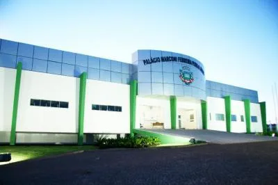 Morada FM — O Poder Legislativo Municipal de Rio Verde realiza nesta segunda-feira (24) e terça-feira (25) as solenidades de entrega de honrarias. A cerimônia acontecerá em dois dias. Na segunda-feira, serão entregues os títulos de Cidadão Rio-verdense. Na terça-feira, serão realizadas as entregas das comendas. Entre os homenageados está o Coronel Euler Barbosa da Silva Filho, que receberá o Título de Cidadão Rio-verdense por meio do Decreto n.º 30/2026, de autoria do vereador Soldado Fernando. Na terça, será a entrega de comendas a várias personalidades que contribuem ativamente dentro do município.