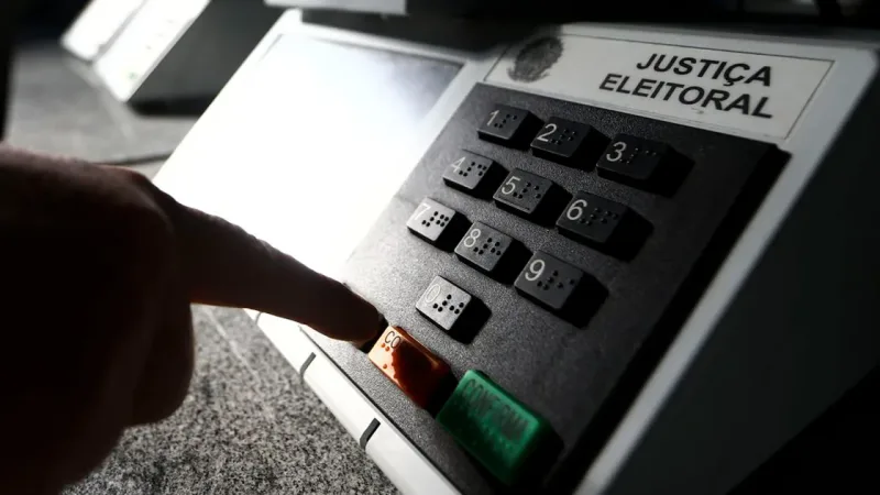 Morada FM — A subsecretária de Diplomacia Pública dos Estados Unidos, Sarah B. Rogers, classificou como censura estatal as exigências da Justiça Eleitoral brasileira para redes sociais durante as eleições de 2026. A declaração ocorreu depois que a plataforma X ativou uma ferramenta para cumprir regras eleitorais brasileiras. O mecanismo oculta publicações de candidatos do feed de recomendações e permite que o conteúdo seja visto apenas por usuários que seguem a conta. A medida alcança perfis informados ao Tribunal Superior Eleitoral e segue uma resolução aprovada pela Corte em 2024. Rogers afirmou que a transparência algorítmica pretendida pelos reguladores também sinaliza uma censura imposta [&hellip;]