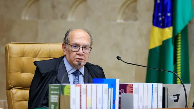 Morada FM — O ministro Gilmar Mendes, do Supremo Tribunal Federal, afirmou nesta quarta-feira (19) que a Corte pode rediscutir a exigência de diploma para o exercício do jornalismo. Segundo ele, a revisão poderia ocorrer caso se entenda que a ausência da obrigatoriedade esteja comprometendo a qualidade das informações publicadas. A declaração ocorre após os ministros Flávio Dino e Alexandre de Moraes também defenderem a reabertura do debate. O tema ganhou força depois de decisões relacionadas a um jornalista do Maranhão e à quebra de sigilo de uma fonte, em investigação autorizada por Moraes. Desde 2009, o diploma superior não é obrigatório para jornalistas. [&hellip;]