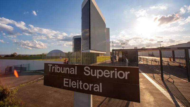 Morada FM — As eleições de 2026 terão 20.607 candidatos registrados para disputar cargos eletivos, segundo dados atualizados do Tribunal Superior Eleitoral. O número é 29,6% menor que o registrado em 2022 e representa a primeira queda desde 2006. O prazo para envio dos pedidos terminou em 15 de agosto, mas alguns cadastros ainda podem sofrer ajustes. A redução é atribuída ao menor número de partidos habilitados, ao aumento das exigências da cláusula de desempenho e à ampliação das federações partidárias. O PL lidera em registros, com 1.629 candidatos, seguido por MDB, com 1.392, e Republicanos, com 1.298. O PT teve queda pelo quarto [&hellip;]