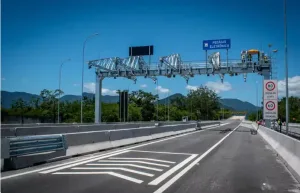Morada FM —   O aplicativo CNH do Brasil passou a reunir informações sobre passagens de veículos pelo sistema free flow, pedágio eletrônico sem cancelas. A atualização permite consultar a rodovia, identificar a concessionária responsável, acessar o canal de pagamento e acompanhar a confirmação da quitação da tarifa. O ministro dos Transportes, George Santoro, afirmou que apenas uma das concessionárias que operam o sistema free flow no Brasil ainda não está integrada à plataforma: a responsável pelo Rodoanel, em São Paulo. Segundo o ministro, enquanto a concessionária não estiver integrada à plataforma, não poderão ser aplicadas multas pelo não pagamento da tarifa no sistema […]