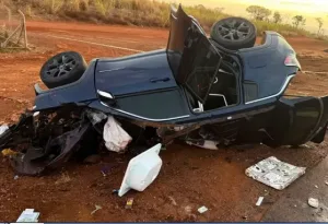 Morada FM — O empresário Ricardo de Almeida Mariano, de 38 anos, morreu após um acidente na BR-452, em Itumbiara, na região sul de Goiás. De acordo com apuração da TV Anhaguera, a vítima morreu ainda no local do acidente. A batida aconteceu na tarde deste sábado (8). Segundo a Polícia Rodoviária Federal, o Jeep Compass dirigido por Ricardo bateu de frente com um caminhão. De acordo com a polícia, o motorista do caminhão, de 46 anos, não se feriu. A dinâmica do acidente ainda será esclarecida. Informações preliminares indicam que o carro invadiu a pista contrária. Segundo a TV Anhanguera, o velório e o […]