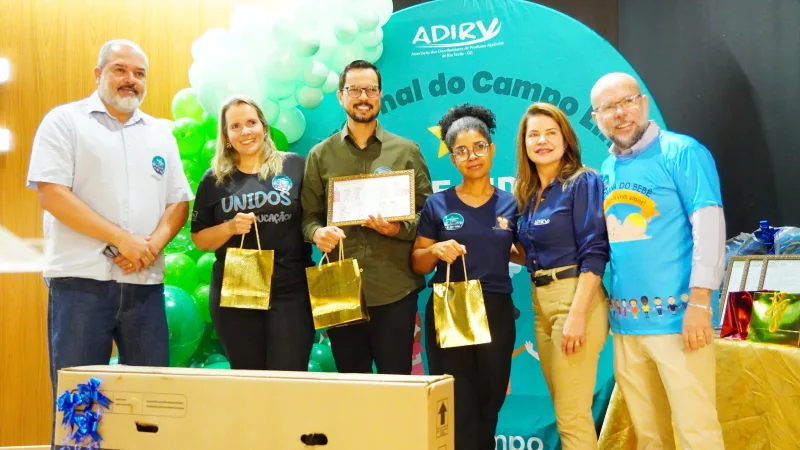 Morada FM — Premiação reconhece estudantes, professores e escolas que participaram das atividades do Programa de Educação Ambiental Campo Limpo. &nbsp; O Programa de Educação Ambiental (PEA) do Sistema Campo Limpo realiza nesta quinta-feira (20) a Premiação Municipal dos Concursos de Desenho e Redação, em Rio Verde. A iniciativa reconhece estudantes, professores e escolas que se destacaram nas atividades desenvolvidas ao longo do programa. A ação é promovida pela Associação dos Distribuidores de Produtos Agrícolas de Rio Verde (ADIRV), em parceria com a Secretaria Municipal de Educação. A premiação faz parte das atividades do PEA Campo Limpo, iniciativa voltada à educação ambiental e ao [&hellip;]