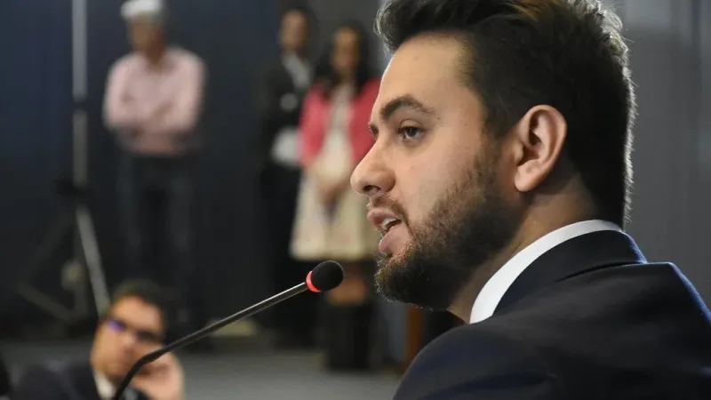 Morada FM — &nbsp; Uma audiência realizada nos Estados Unidos revelou que houve uma entrada falsa nos registros migratórios de Filipe Martins, ex-assessor internacional de Jair Bolsonaro. O registro foi usado como fundamento para a prisão preventiva determinada pelo ministro Alexandre de Moraes em 2024, sob a alegação de que Martins teria viajado aos EUA com Bolsonaro. O juiz federal Gregory Presnell afirmou que o governo americano reconhece a falsidade e a gravidade do registro, além do dano causado ao ex-assessor. Para o magistrado, Martins tem direito de saber quem inseriu a informação e como o episódio ocorreu. A declaração consta da transcrição oficial [&hellip;]