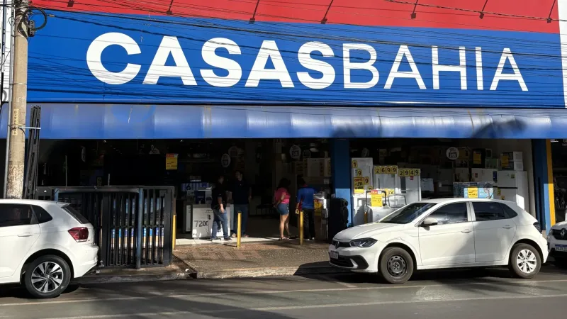 Morada FM — Uma das maiores redes varejistas do país atravessa uma das fases mais delicadas de sua história. O Grupo Casas Bahia entrou com um pedido de recuperação judicial para tentar reorganizar uma dívida de 17 bilhões e 300 milhões de reais. O pedido foi apresentado à justiça de São Paulo e envolve dez empresas do grupo, incluindo Casas Bahia, Ponto Frio, Extra.com e Bartira. A crise se agravou após um prejuízo de 10 bilhões e 100 milhões de reais somente no segundo trimestre deste ano. No momento atual, a empresa acumula oito trimestres consecutivos de resultados negativos. Mas, vale ressaltar que o [&hellip;]