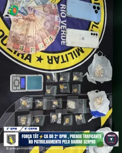 Morada FM — Uma equipe da Força Tática do 2º Batalhão da Polícia Militar prendeu um suspeito por tráfico de drogas durante patrulhamento realizado na madrugada desta sexta-feira (7), no bairro Serpro, em Rio Verde. De acordo com a PM, os policiais visualizaram um indivíduo em atitude suspeita saindo de uma residência. Durante a abordagem, foram encontradas 69 porções de substância análoga ao crack, já embaladas e prontas para comercialização. Além da droga, os militares apreenderam uma balança de precisão, dois aparelhos celulares e uma quantia em dinheiro em espécie, materiais que, segundo a corporação, reforçam os indícios da prática de tráfico. O suspeito […]