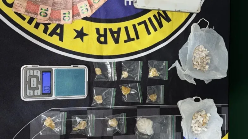 Morada FM — Uma equipe da Força Tática do 2º Batalhão da Polícia Militar prendeu um suspeito por tráfico de drogas durante patrulhamento realizado na madrugada desta sexta-feira (7), no bairro Serpro, em Rio Verde. De acordo com a PM, os policiais visualizaram um indivíduo em atitude suspeita saindo de uma residência. Durante a abordagem, foram encontradas 69 porções de substância análoga ao crack, já embaladas e prontas para comercialização. Além da droga, os militares apreenderam uma balança de precisão, dois aparelhos celulares e uma quantia em dinheiro em espécie, materiais que, segundo a corporação, reforçam os indícios da prática de tráfico. O suspeito [&hellip;]