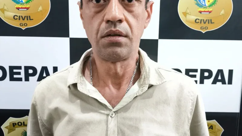 Morada FM — &nbsp; Na data de ontem (17), a Polícia Civil de Rio Verde prendeu em flagrante um indivíduo homem de 43 anos por aplicar golpes contra empresários e comerciantes de Rio Verde. O autor fingia ser auditor fiscal da Secretaria Municipal da Fazenda e membro de uma organização filantrópica, assim como afirmava proximidade com autoridades públicas, promotores de justiça, delegados e empresários, induzindo as vítimas em erro para aplicação de golpe. Ontem (17), o autor tentou novamente aplicar um golpe, desta vez no SENAC de Rio Verde, contudo, foi abordado por Policiais Civis e conduzido à Delegacia de Polícia Civil. O suspeito [&hellip;]