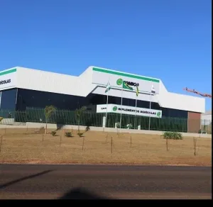 Morada FM — A Polícia Civil, por meio do Genarc de Rio Verde, realiza nesta terça-feira (18) uma operação que investiga um suposto esquema de desvio de produtos agrícolas. Segundo o delegado regional Danilo Fabiano, a investigação começou após uma denúncia da Comigo, que identificou, durante uma auditoria interna, que funcionários estariam vendendo produtos diretamente a produtores e recebendo os pagamentos sem repassar os valores à cooperativa. Os produtores, segundo a investigação, acreditavam estar realizando normalmente as compras junto à Comigo. Nesta terça-feira, os policiais cumprem mandados de prisão e outras medidas judiciais relacionadas ao caso. A Polícia Civil informou que os investigados são […]
