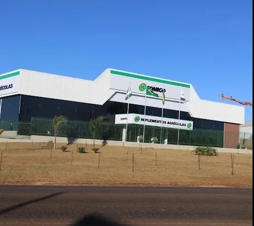 Morada FM — A Polícia Civil, por meio do Genarc de Rio Verde, realiza nesta terça-feira (18) uma operação que investiga um suposto esquema de desvio de produtos agrícolas. Segundo o delegado regional Danilo Fabiano, a investigação começou após uma denúncia da Comigo, que identificou, durante uma auditoria interna, que funcionários estariam vendendo produtos diretamente a produtores e recebendo os pagamentos sem repassar os valores à cooperativa. Os produtores, segundo a investigação, acreditavam estar realizando normalmente as compras junto à Comigo. Nesta terça-feira, os policiais cumprem mandados de prisão e outras medidas judiciais relacionadas ao caso. A Polícia Civil informou que os investigados são [&hellip;]