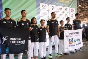 Morada FM — Os atletas do Projeto de Alto Rendimento de Taekwondo da Secretaria Municipal de Cultura de Rio Verde representaram o município e o Estado de Goiás no Super Campeonato Brasileiro de Taekwondo, realizado entre os dias 12 e 16 de agosto, em Brasília (DF). Promovido pela Confederação Brasileira de Taekwondo, o evento reuniu mais de 2.500 atletas de todo o país e distribuiu pontos no ranking nacional aos campeões, consolidando-se como uma das principais competições da modalidade no Brasil. Com o apoio da Prefeitura de Rio Verde e da Secretaria Municipal de Cultura, a delegação rio-verdense alcançou resultados expressivos na competição. O […]
