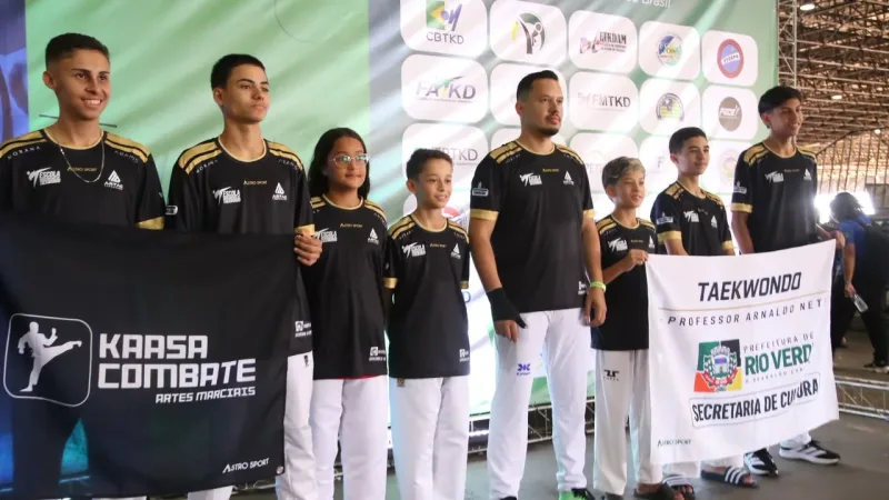 Morada FM — Os atletas do Projeto de Alto Rendimento de Taekwondo da Secretaria Municipal de Cultura de Rio Verde representaram o município e o Estado de Goiás no Super Campeonato Brasileiro de Taekwondo, realizado entre os dias 12 e 16 de agosto, em Brasília (DF). Promovido pela Confederação Brasileira de Taekwondo, o evento reuniu mais de 2.500 atletas de todo o país e distribuiu pontos no ranking nacional aos campeões, consolidando-se como uma das principais competições da modalidade no Brasil. Com o apoio da Prefeitura de Rio Verde e da Secretaria Municipal de Cultura, a delegação rio-verdense alcançou resultados expressivos na competição. O [&hellip;]