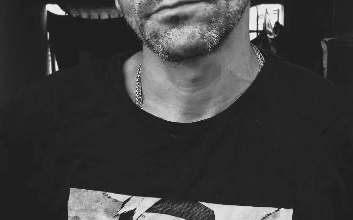 Morada FM — Crime ocorreu na noite de terça-feira (18); arma, drogas, balança de precisão e motocicleta com registro de furto/roubo foram apreendidas durante as diligências. &nbsp; Um homem foi morto a tiros na noite de terça-feira (18), no Setor Pauzanes, em Rio Verde. O crime ocorreu nas proximidades do cruzamento entre as ruas Santinho Veloso e Rio Branco. Imagens de câmeras de segurança registraram o momento em que um veículo chega ao local e dois homens descem. Na sequência, houve movimentação de pessoas pela região e a vítima foi atingida por diversos disparos de arma de fogo. A vítima foi identificada como Ailton [&hellip;]