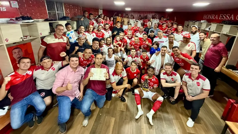 Morada FM — Jogando em casa no Onésio Brasileiro Alvarenga em Goiânia, o Vila Nova não tomou conhecimento e goleou a Ponte Preta por 6×0 em rodada do Campeonato Brasileiro da Série B. Os gols do Tigrão foram marcados por Janderson, André Luis, Marquinhos Gabriel, Dudu, Everton Galdino e William Formiga. Com essa vitória, o Vila Nova chegou a 40 pontos em 23 jogos e está na terceira posição. A Ponte Preta está na lanterna com 10 pontos. Outros goianos Diferente do Vila Nova, o Goiás em casa perdeu por 1×0 para o Juventude. Já o Atlético ficou no 0x0 com o Londrina fora [&hellip;]
