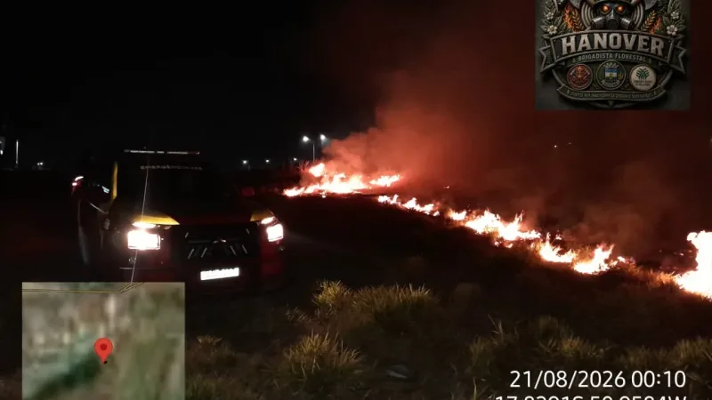 Morada FM — Um incêndio atingiu uma área de mato e braquiária em frente ao aeroporto. O local havia sido roçado recentemente e circunda uma área de mata nativa e uma nascente protegida, considerada Área de Preservação Permanente (APP). Após o combate às chamas, foi realizado o rescaldo e mantida a vigilância na área. O rescaldo é uma etapa realizada após o controle das chamas para reduzir a possibilidade de que o fogo volte a se espalhar. A vigilância posterior permite acompanhar a situação da vegetação e identificar eventuais novos focos. Novas informações sobre as circunstâncias do incêndio, extensão dos danos ou outros detalhes [&hellip;]