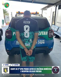 Morada FM — A equipe de polícia militar de Rio Verde foi acionada, via COPOM/190, para averiguar uma ocorrência de violência doméstica. No local, a vítima N. G. M. P. relatou ter sido agredida pelo ex-namorado K. J. R. B., de nacionalidade venezuelana, mediante tapas e puxões de cabelo. Relatou ainda que o autor havia subtraído seu aparelho celular, um iPhone 11. Após diligências, o autor foi localizado em sua residência, onde o aparelho celular foi encontrado em sua posse. Diante dos fatos, foi dada voz de prisão ao autor. As partes e o aparelho celular recuperado foram encaminhados à Central de Flagrantes de […]