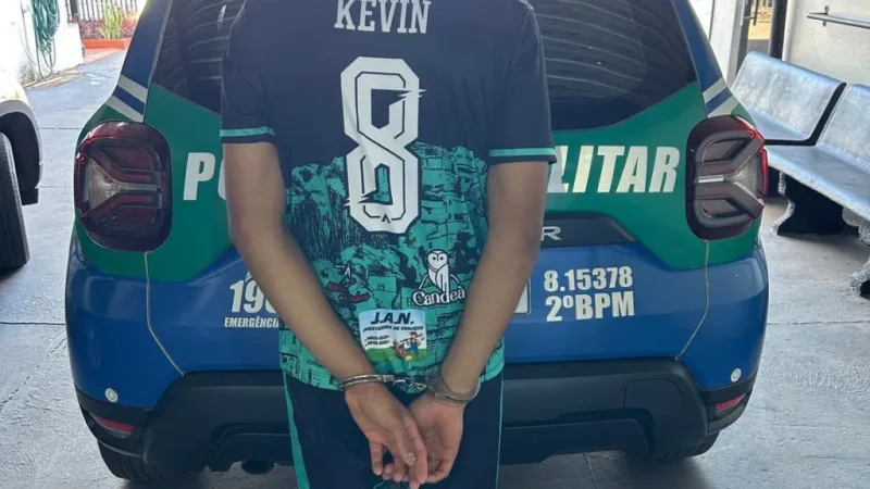 Morada FM — A equipe de polícia militar de Rio Verde foi acionada, via COPOM/190, para averiguar uma ocorrência de violência doméstica. No local, a vítima N. G. M. P. relatou ter sido agredida pelo ex-namorado K. J. R. B., de nacionalidade venezuelana, mediante tapas e puxões de cabelo. Relatou ainda que o autor havia subtraído seu aparelho celular, um iPhone 11. Após diligências, o autor foi localizado em sua residência, onde o aparelho celular foi encontrado em sua posse. Diante dos fatos, foi dada voz de prisão ao autor. As partes e o aparelho celular recuperado foram encaminhados à Central de Flagrantes de [&hellip;]