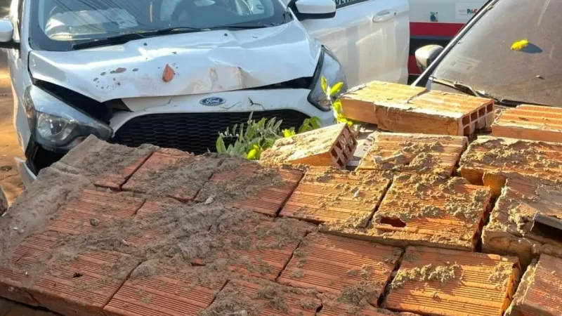 Morada FM — &nbsp; Segundo relato dos envolvidos, o motorista de um Ford Ka teria perdido o controle da direção ao tentar pegar o celular enquanto dirigia. O veículo atingiu um Gol que estava estacionado, recebendo manutenção por parte de seu dono, e também um muro. Com o impacto, o muro da residência cedeu em cima dos dois condutores. O senhor João Johnny de Jesus Rosa apresentou dores na região da bacia e foi socorrido pelo SAMU ao Hospital Municipal, onde ficou sob cuidados médicos. O senhor Ariovaldo Teixeira Luz, condutor do Ford Ka, realizou o teste de alcoolemia, que apontou 0,66 mg/L. Diante [&hellip;]