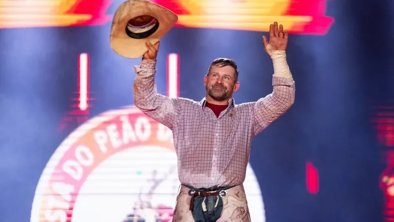 Morada FM — Americano vence a modalidade em sua primeira participação na Festa do Peão e encerra trajetória nas arenas de rodeio A final do Bareback na 71ª Festa do Peão de Barretos definiu o campeão na noite deste domingo (23), durante o primeiro fim de semana do evento. Em sua primeira participação em Barretos, o americano Kelly Timberman, de Casper Way – EUA, confirmou o retrospecto de destaque no rodeio dos Estados Unidos. Na montaria na égua Jararaca, o competidor conquistou a nota 87,75 e garantiu o título da modalidade, com 174,75 pontos no total. “Estou muito feliz com o título, treinei muito [&hellip;]